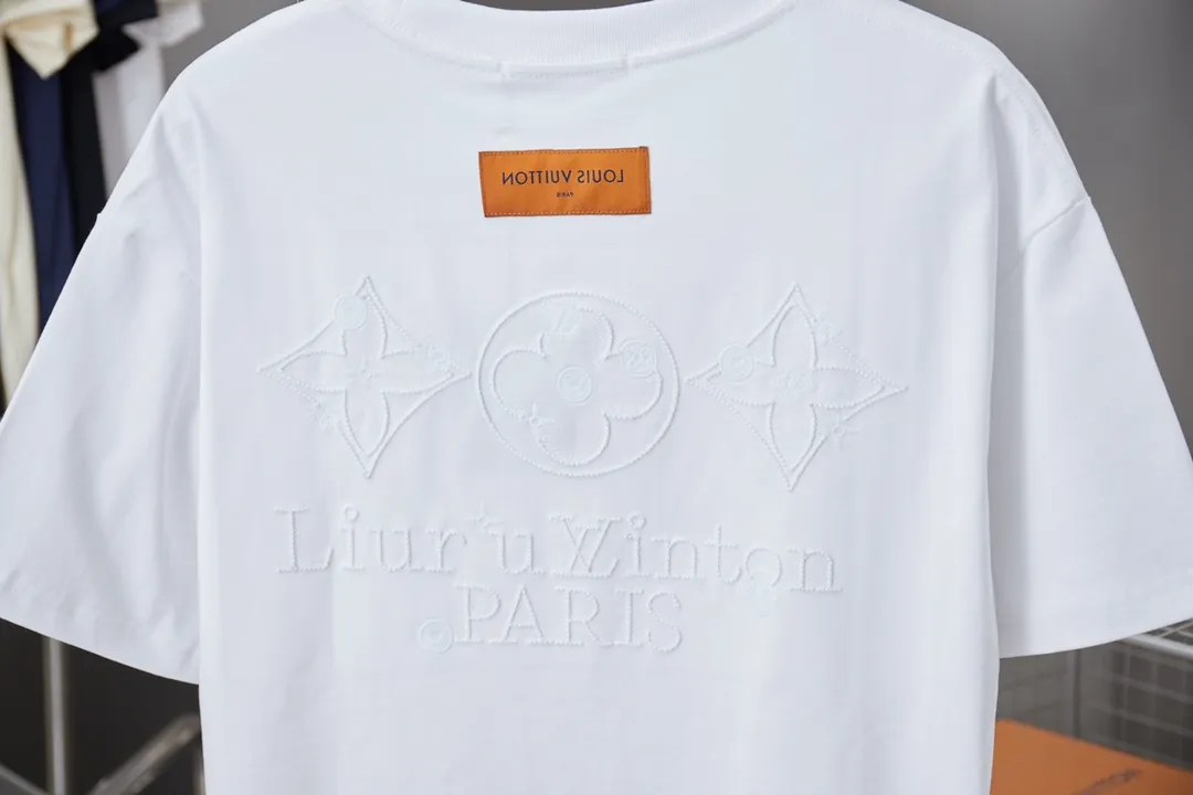 🅿️180 1V 25SS early spring new style embroidered LV letter short sleeves light luxury essential item for daily commuting for men and women Correct version Welcome to compare Detailed features · 320g 100% pure cotton double yarn jersey fabric · Special thickened 32 pieces of double-strand 1X1 thread in the same vat · Imported Tajima machine hollow show embroidered LV letter technology · Double needle stitching and cross-stitch technology · Original main mark, washable tag, brand moisture-proof paper packaging Color: black/white Size: S/M/L/XL